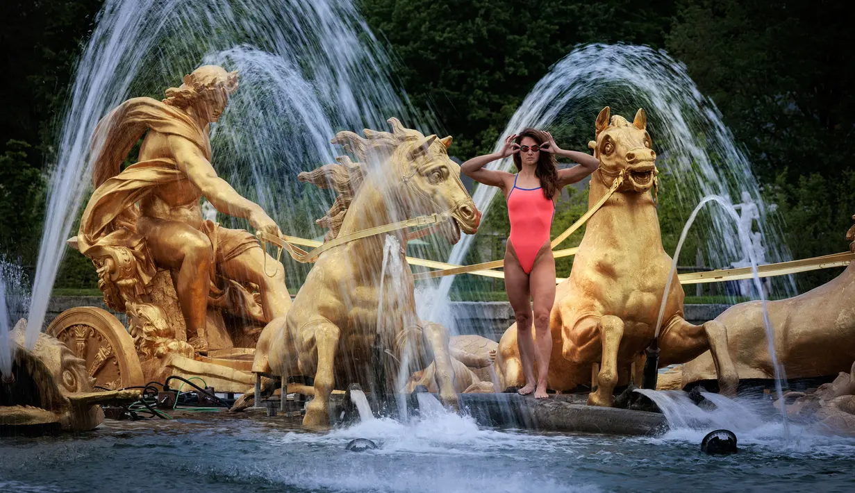 Perenang Prancis, Beryl Gastaldello berdiri di Air Mancur Apollo di The Chateau de Versailles (Istana Versailles), Versailles, barat daya Paris, Prancis pada 29 April 2024, menjelang Olimpiade dan Paralimpiade Paris 2024. Bassin d'Apollon (Air Mancur Apollo) diciptakan oleh Jean-Baptiste Tuby setelah digambar oleh Charles Le Brun yang menggambarkan dewa Yunani Apollo bangkit dari laut dengan kereta empat kuda. (AFP/Joel Saget)