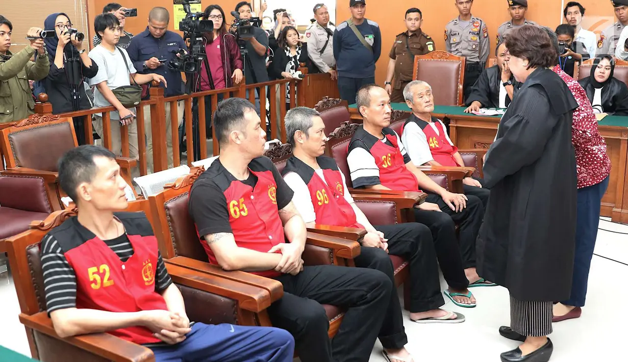 Suasana saat terdakwa kasus penyelundupan sabu yang merupakan WNA asal Taiwan menjalani sidang putusan di PN Jakarta Selatan, Kamis (26/4). (Liputan6.com/Immanuel Antonius)