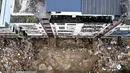 Banjir diketahui telah merendam wilayah itu sejak awal pekan ini. Tampak dalam foto pemandangan udara bangunan yang rusak dan puing-puing akibat banjir di Congjiang, provinsi Guizhou barat daya China pada 25 Juni 2025. (AFP/China OUT)