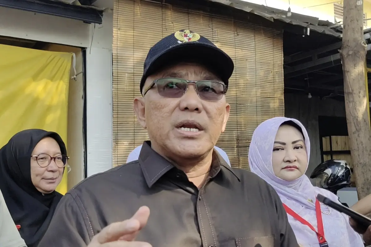 Wali Kota Depok, Mohammad Idris usai melakukan pemotongan kabel semrawut di Jalan Tole Iskandar, Sukmajaya, Kota Depok.