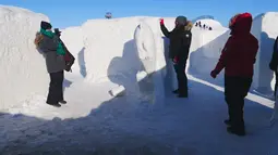 Orang-orang bermain di labirin salju yang dibuat oleh pasangan suami istri, Clint dan Angie Masse di St. Adolphe, Kanada, 3 Maret 2019. Labirin seluas 2.789 meter per segi ini telah memecahkan rekor sebagai yang terbesar di dunia. (Thibault JOURDAN/AFP)