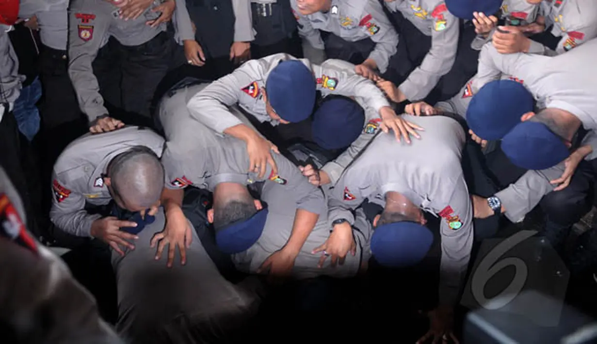 Ratusan aparat polisi melakukan sujud syukur sebagai bentuk rasa berterima kasih karena Pengadilan Negeri Jakarta Selatan mengabulkan permohonan Komjen Pol Budi Gunawan, Senin (16/2/2015). (Liputan6.com/Johan Tallo)