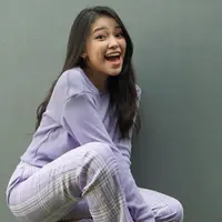 Melalui akun Instagram pribadinya, gaya penampilan Anneth pun terlihat cukup casual. Meski begitu gaya OOTD Anneth tetap membuatnya terlihat menawan bahkan bisa dijadikan inspirasi. (Liputan6.com/IG/@anneth.dlc)