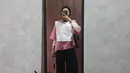 Di potret ini, Feby memadukan kemeja kotak-kotak lengan pendek dengan manset dan collar vest putih. Oversized pants dan hijab hitam jadi sentuhan netral [@fbyputrinc]