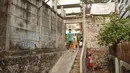 Warga berjalan di Kampung Kebon Melati, Jakarta Pusat, Selasa (24/9/2019). Kampung Kebon Melati semakin menyempit sejak tahun 1990-an. (Liputan6.com/Immanuel Antonius)