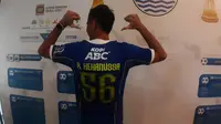 Nomor punggung 56 menjadi pilihan Muhammad Rezaldi Hehanussa setelah resmi menjadi kekuatan Persib Bandung diputaran kedua Liga 1 2022/2023. (Erwin Snaz/Bola.com)