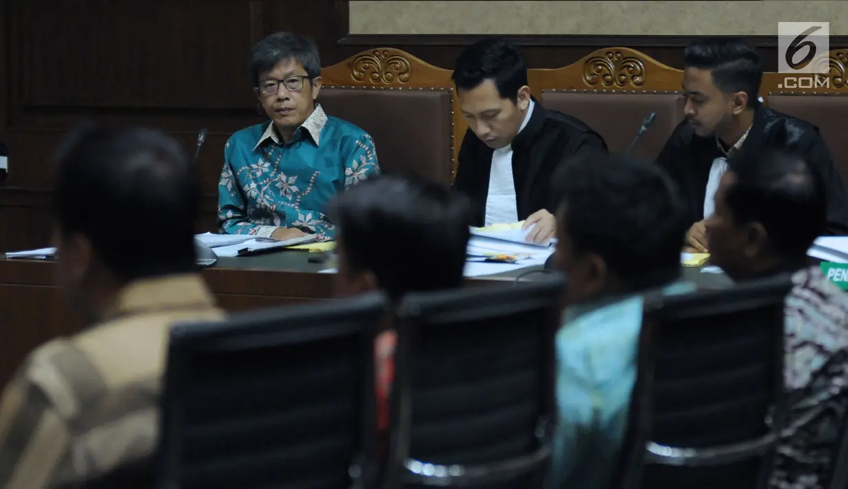 Mantan Dirut PT Quadra Solutions, Anang S Sudihardjo (kiri) pada sidang lanjutan dugaan korupsi pengadaan E-KTP di Pengadlian Tipikor, Jakarta, Kamis (12/4). Sidang mendengar keterangan saksi, salah satunya Andi Narogong. (Liputan6.com/Helmi Fithriansyah)