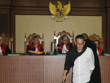 Suami Inneke Koesherawati, Fahmi Darmawansyah berjalan usai menjalani sidang perdana di Tipikor Jakarta, Senin (13/3). Fahmi dan dua pegawainya diduga memberikan suap sebesar Rp 2 miliar kepada Eko Hadi Susilo. (Liputan6.com/Helmi Afandi)