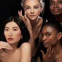 Dior Forever hadir dengan dua hasil akhir matte dan glowing, serta pilihan shades yang kaya.