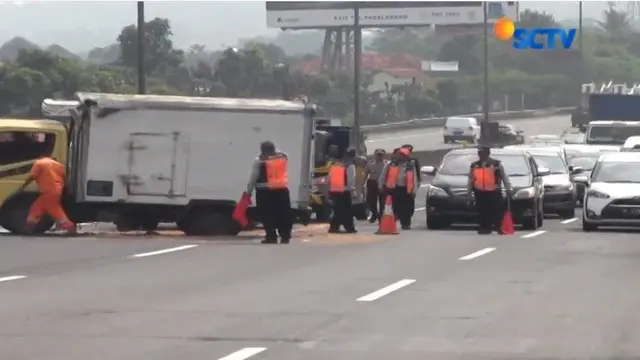 Truk Terguling, Tol Purbaleunyi Sempat Macet Mengular 3 Km