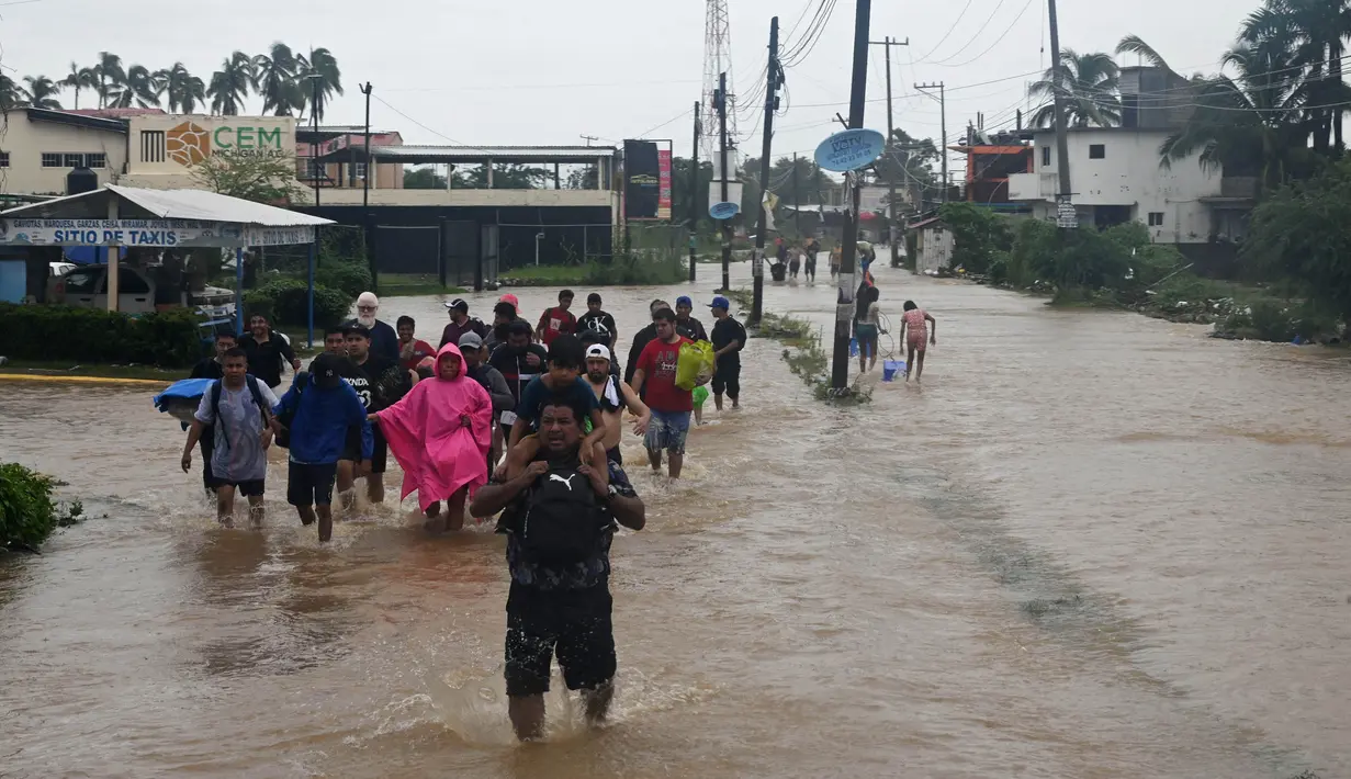 Puluhan warga terpaksa mengungsi. (Francisco ROBLES/AFP)