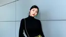 Joy Red Velvet tampil chic dengan padu padan turtleneck dan plaid mini skirt. (Instagram/_imyour_joy).