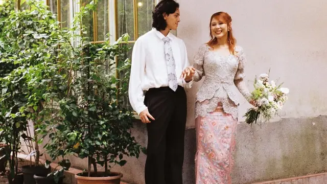 6 Potret Detail Kebaya Modern Nadin Amizah di Momen Lamaran, Anggunnya Klasik