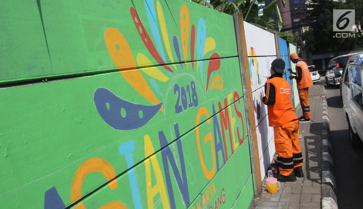 Petugas PPSU Kelurahan Kuningan Timur membuat lukisan mural bertema Asian Games 2018 di Jalan Perintis, Jakarta, Kamis (5/7). Mural tersebut untuk menyambut dan memeriahkan pelaksanaan Asian Games 2018. (Liputan6.com/Arya Manggala)
