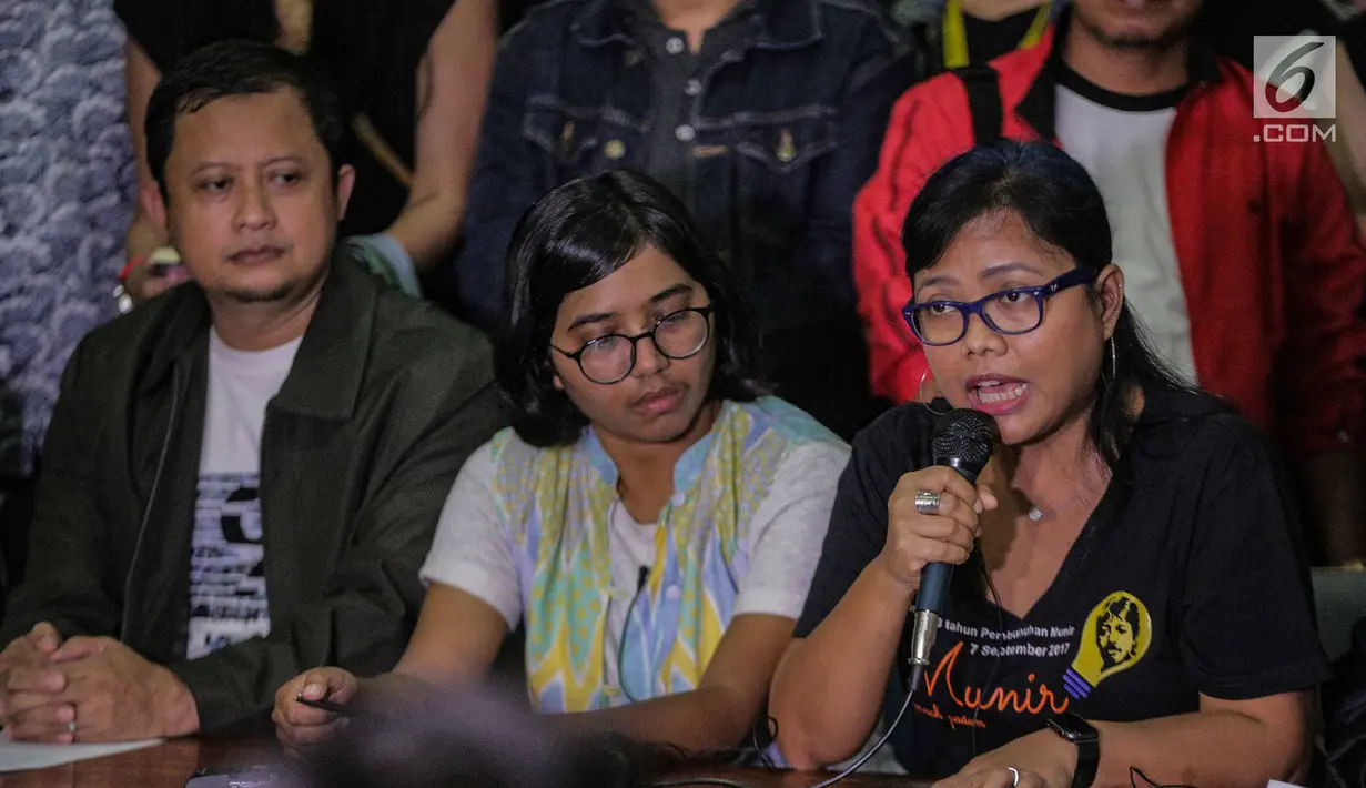 Akademisi Bivitri Susanti menyampaikan keterangan pers di Gedung YLBHI, Jakarta, Kamis (7/3). Dalam keterangannya mereka meminta pihak kepolisian menghentikan proses penyidikan Robertus Robet. (Liputan6.com/Faizal Fanani)