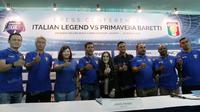  Danurwindo dan Yeyen Tumena berfoto bersama mantan pemain Primavera Baretti dan Direktur Instituto Italiano Di Cultura (IIC) Michela Magri (tengah) pada acara press conference Italian Legenda vs Primavera Baretti di VIP