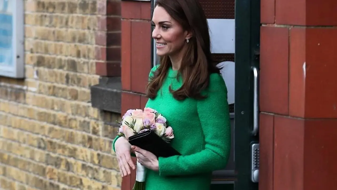 Gaya Modern Kate Middleton Kunjungi Sekolah dengan Ankle Boots