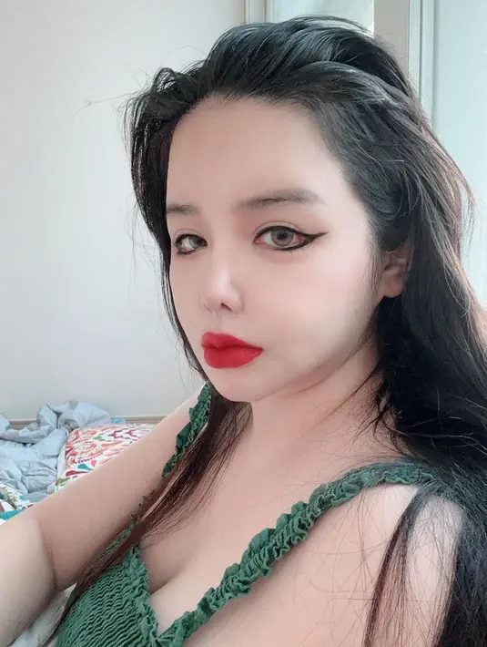 Kali ini,  menonjolkan garis mata yang berani dengan menggunakan eyeliner hitam yang tebal dan lipstik merah merona. [Instagram/newharoobompark]