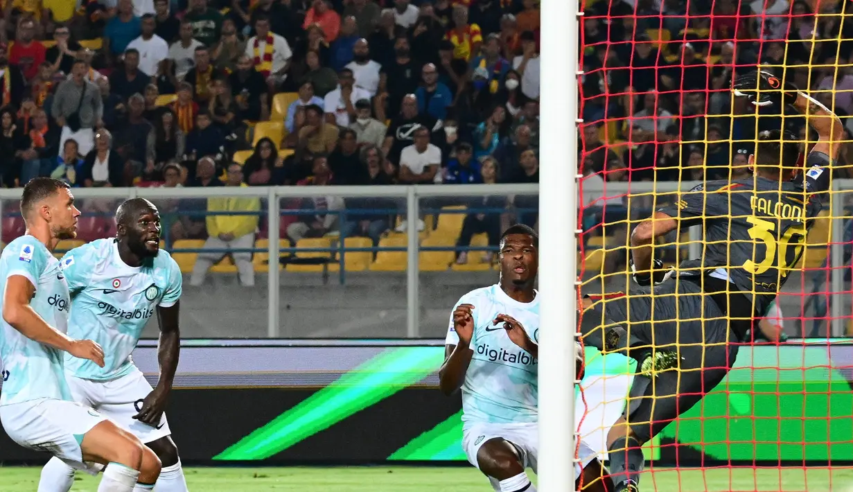 Ketika laga tampak akan berakhir imbang, Inter mampu mencetak gol melalui Denzel Dumfries (dua kanan) di masa injury time. (AFP/Veicenzo Pinto)