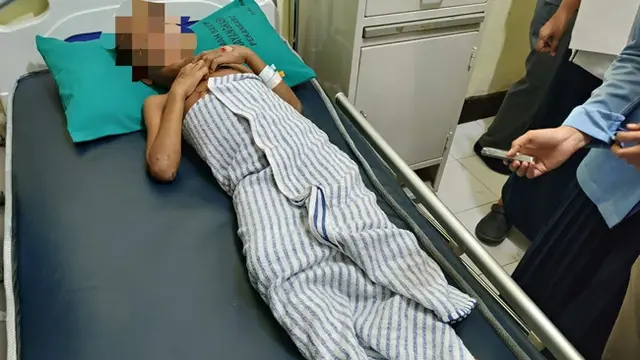 Korban penganiayaan oleh teman ayahnya terbaring lemas di ruang perawatan RS Bhayangkara Polda Riau.