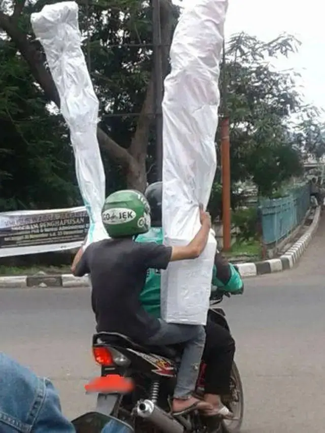 7 Potret Barang Bawaan Kurir Ini Nyeleneh Banget, Bikin Elus Dada