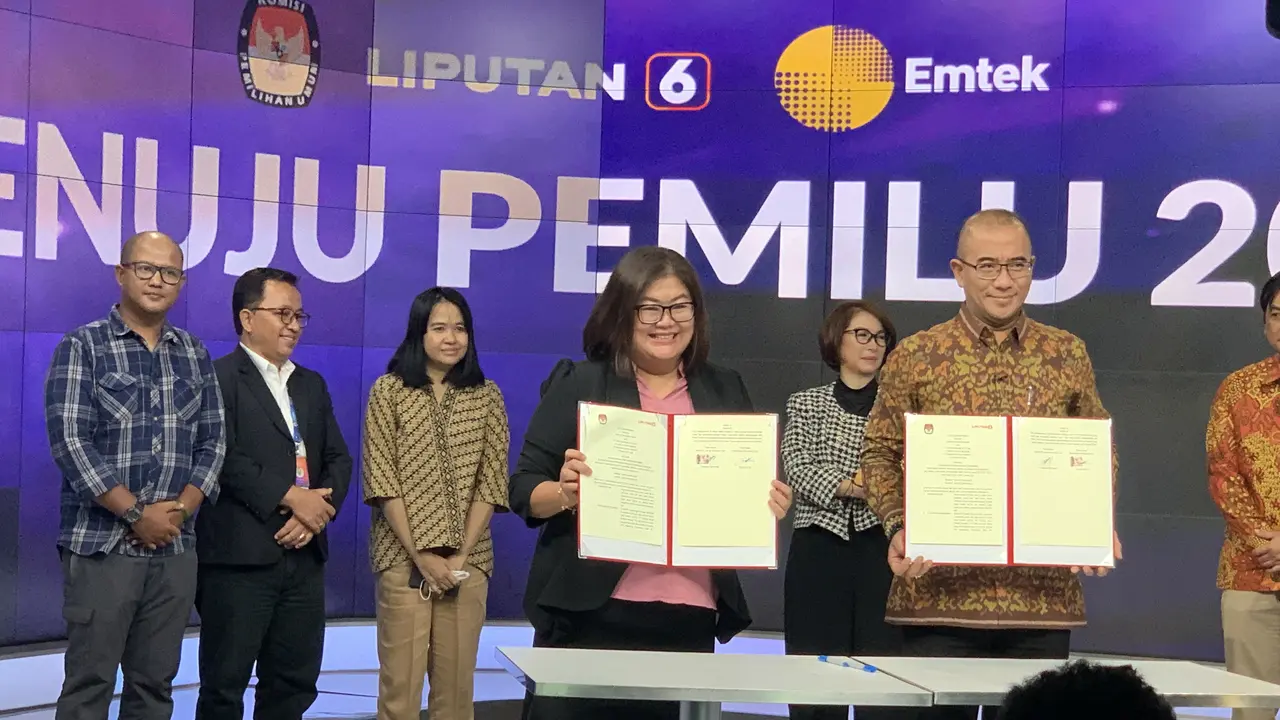 Penandatanganan nota kesepahaman (MoU) antara Grup Emtek dengan KPU RI yang dilakukan di SCTV Tower, Selasa (30/8/2022) (Liputan6.com/Delvira Hutabarat)