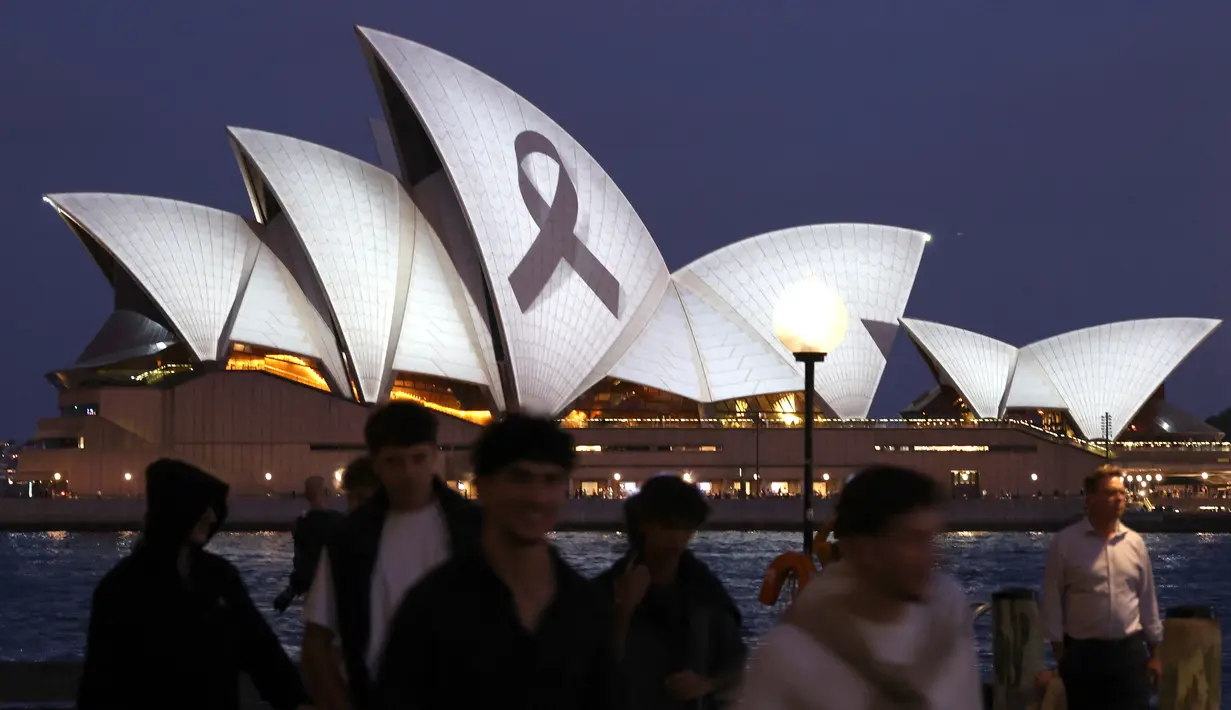Sydney Opera House menyalakan layarnya untuk menghormati para korban Bondi Junction saat warga Australia berkabung atas tragedi tersebut. (DAVID GRAY / AFP)