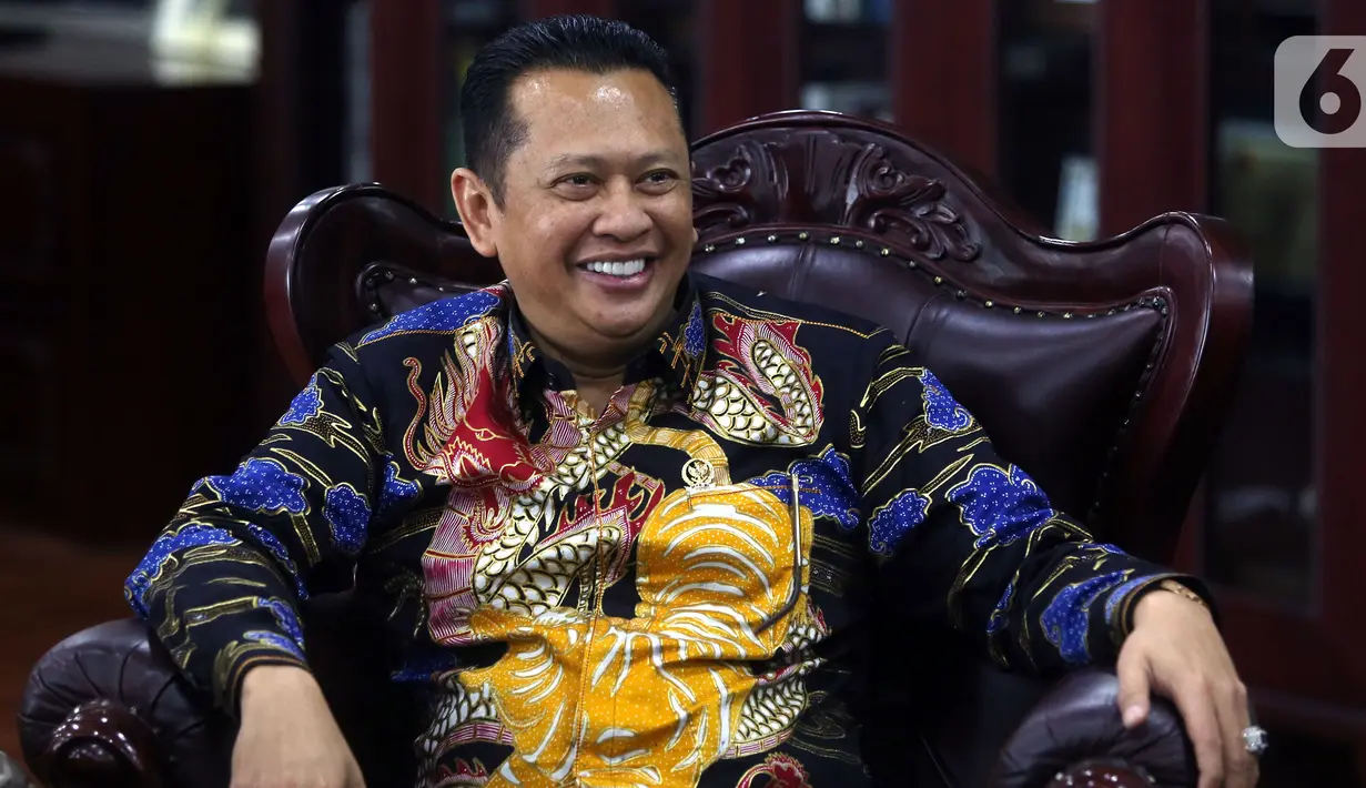 Ketua MPR Bambang Soesatyo bersiap memulai rapat perdana pimpinan MPR periode 2019-2024 di Kompleks Parlemen Senayan, Jakarta, Rabu (9/10/2019). Rapat membahas pagu anggaran 2019-2020, alat kelengkapan MPR dan persiapan pelantikan Presiden pada 20 Oktober mendatang. (Liputan6.com/Johan Tallo)