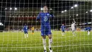 Bek Chelsea, Thiago Silva, tampak lesu usai gawangnya kebobolan oleh pemain Wolverhampton Wanderers pada laga Liga Inggris di Stadion Molineux, Rabu (16/12/2020). Chelsea tumbang dengan skor 2-1. (Tim Keeton/Pool via AFP)