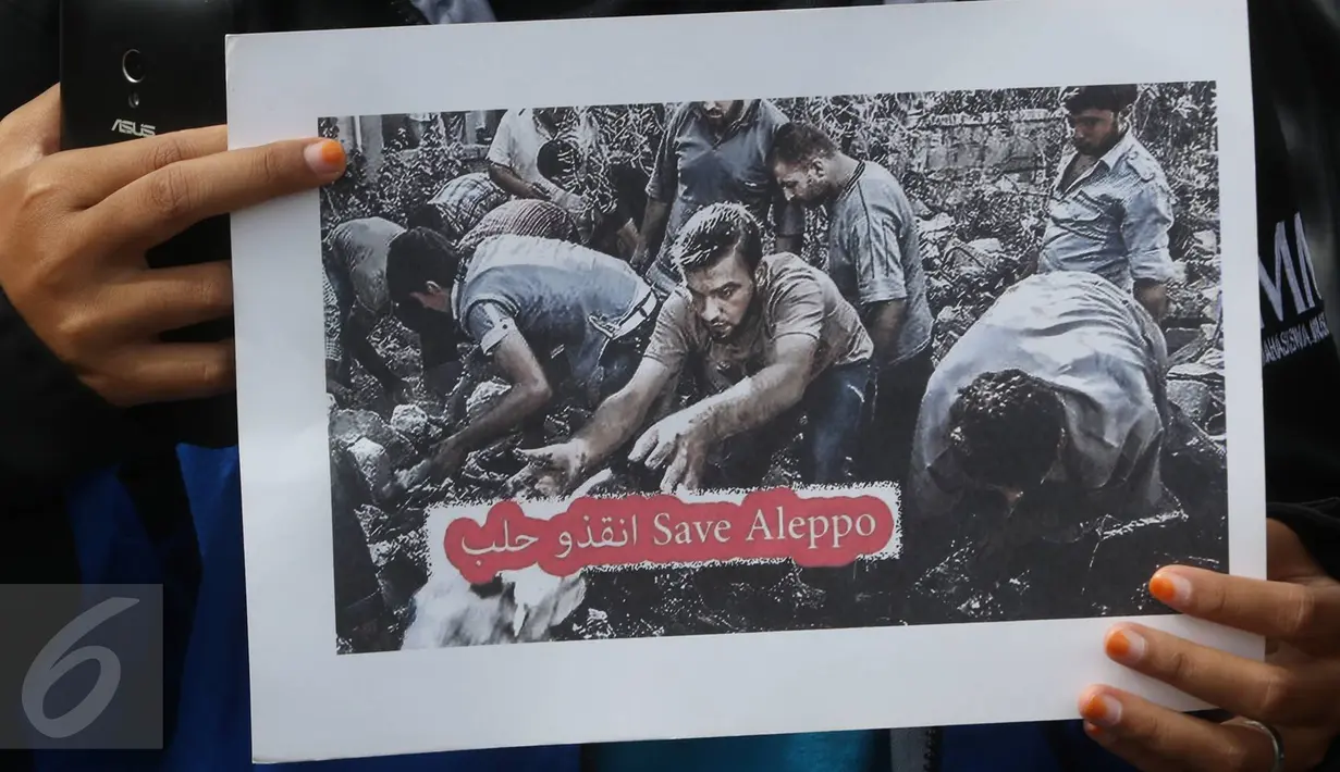 Salah satu poster yang dibawa oleh gabungan mahasiswa muslim saat aksi solidaritas save Aleppo di kawasan Bundaran HI, Jakarta, Minggu (18/12). Aksi ini menggugah kepedulian masyarakat terhadap penderitaan rakyat Suriah. (Liputan6.com/Immanuel Antonius)