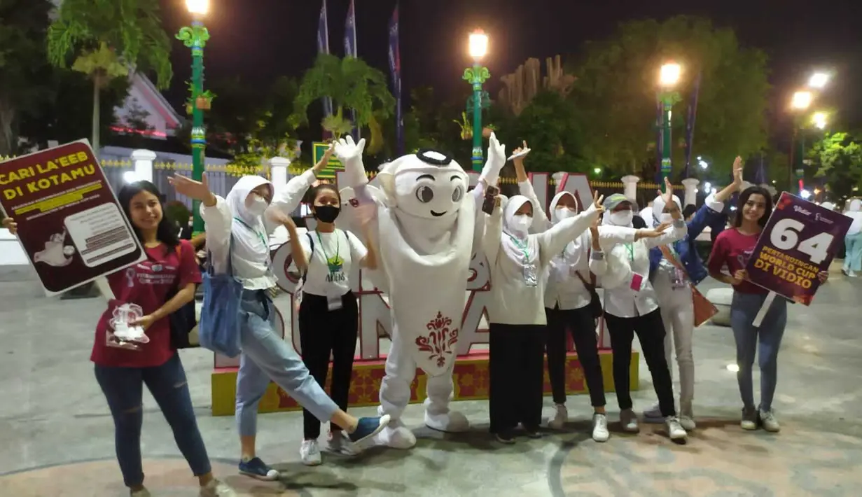 Antusiasme warga terhadap Piala Dunia 2022 pun begitu meriah, salah satunya mengabadikan momen bersama maskot Piala Dunia 2022, La'eeb. (Dok. SCM)