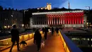Gedung Pengadilan Lyon (Palais de Justice) di Prancis, berubah warna menjadi bendera Belgia, Selasa (22/3). Hal itu sebagai bentuk penghormatan terhadap korban serangan bom Brussels. (REUTERS/Robert Pratta)