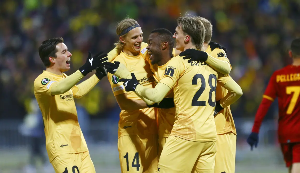 Para pemain Bodo/Glimt merayakan gol ke gawang AS Roma pada leg pertama perempat final UEFA Europa Conference League di Aspmyra Stadion, Jumat (8/4/2022) dini hari WIB. Bodo/Glimt sukses mengalahkan AS Roma dengan skor 2-1. (Mats Torbergsen/NTB/AFP)