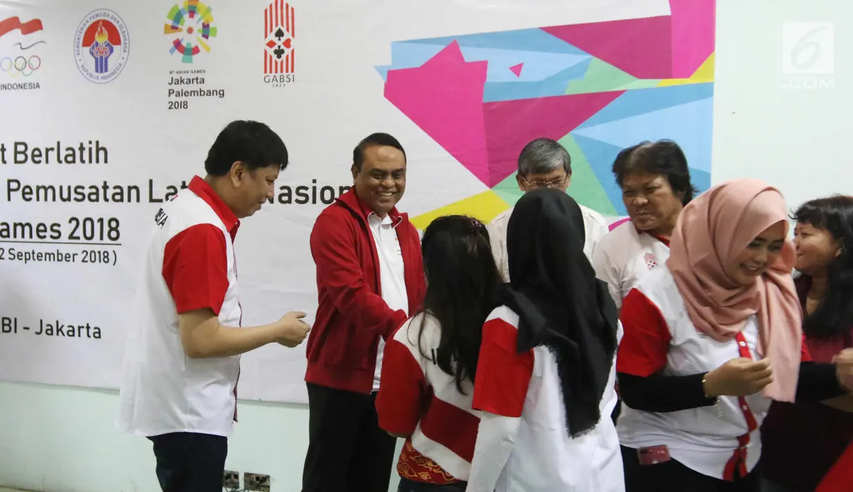 CdM Asian Games 2018 Komjen Pol Syafruddin bersalaman dengan para atltet saat mengunjungi pelatnas cabor Bridge di Wisma PKBI, Jakarta, Rabu (25/4). Kunjungan tersebut untuk memantau persiapan jelang laga di Asian Games 2018. (Liputan6.com/Arya Manggala)