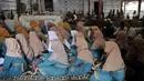Peziarah berdoa saat berziarah ke makam Sunan Gunung Jati di Cirebon, Jawa Barat, Kamis (31/3/2022). Makam Sultan Syarif Hidayatullah atau Sunan Gunung Jati merupakan salah satu lokasi yang ramai didatangi para peziarah sebagai tradisi jelang bulan suci Ramadhan. (merdeka.com/Iqbal S. Nugroho)