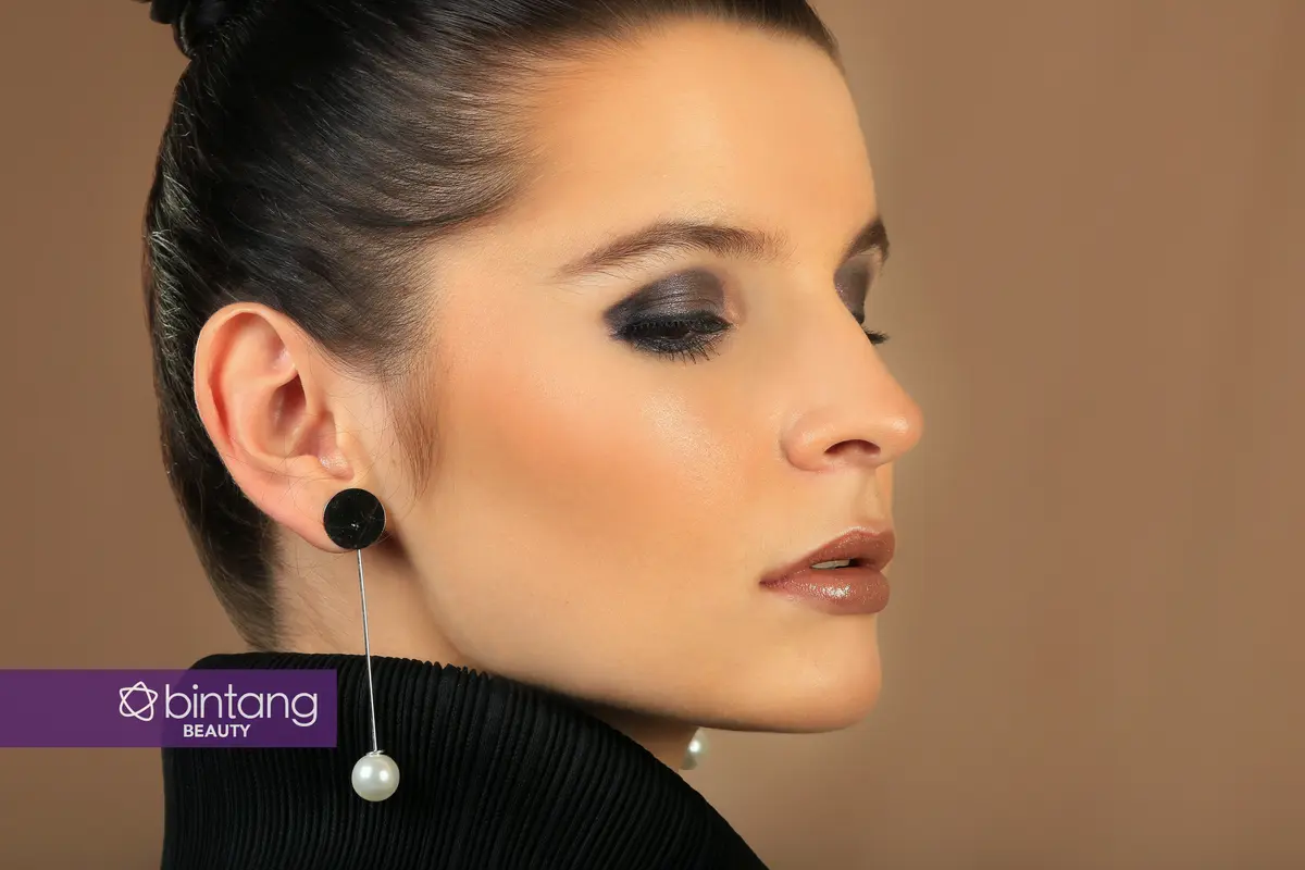 Tampil dengan Makeup Smokey Eyes Menjelang Weekend, Kenapa Nggak?