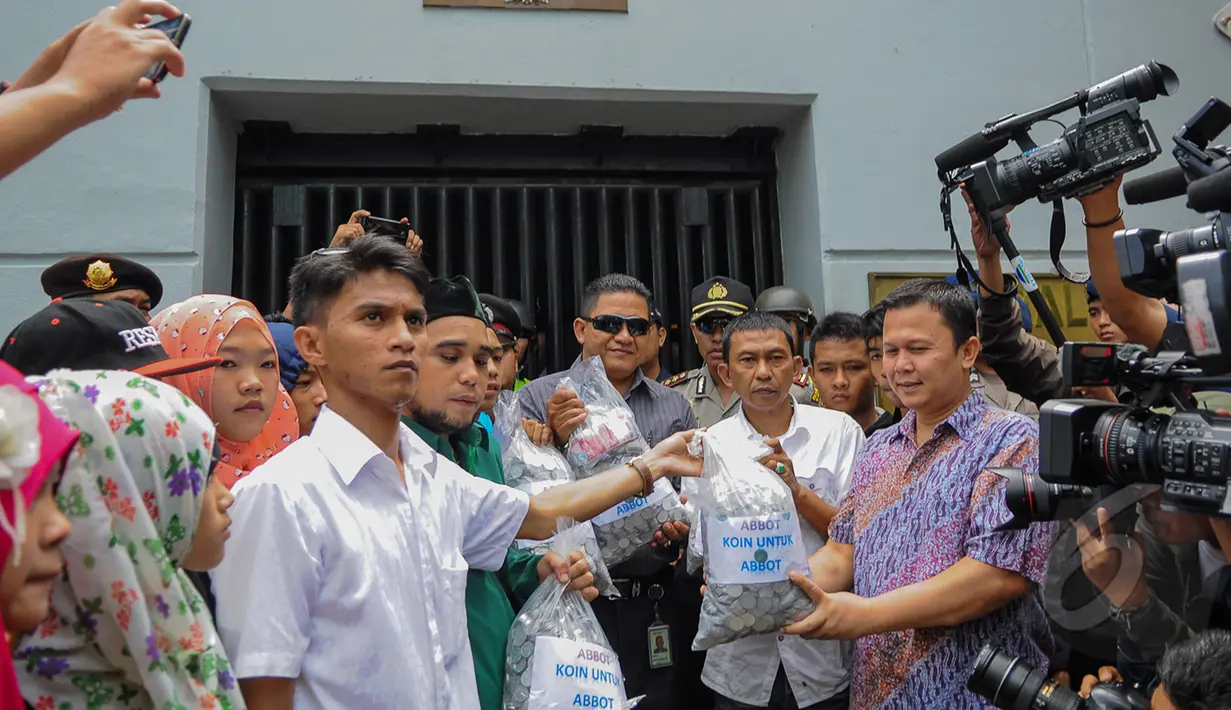 Puluhan orang dari Koalisi Pro Indonesia menyerahkan ribuan koin untuk PM Tony Abbot di depan kantor Kedubes Australia, Jakarta, Selasa (10/3/2015). Koin tersebut bentuk protes atas pernyataan PM Australia Tony Abbott. (Liputan6.com/Faizal Fanani)