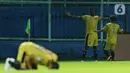 Para pemain Bhayangkara Solo FC merayakan gol yang dicetak oleh Ezechiel N'Douassel ke gawang Persija Jakarta pada laga Piala Menpora 2021 di Stadion Kanjuruhan, Malang, Rabu (31/3/2021). Persija menang 2-1. (Bola.com/M Iqbal Ichsan)
