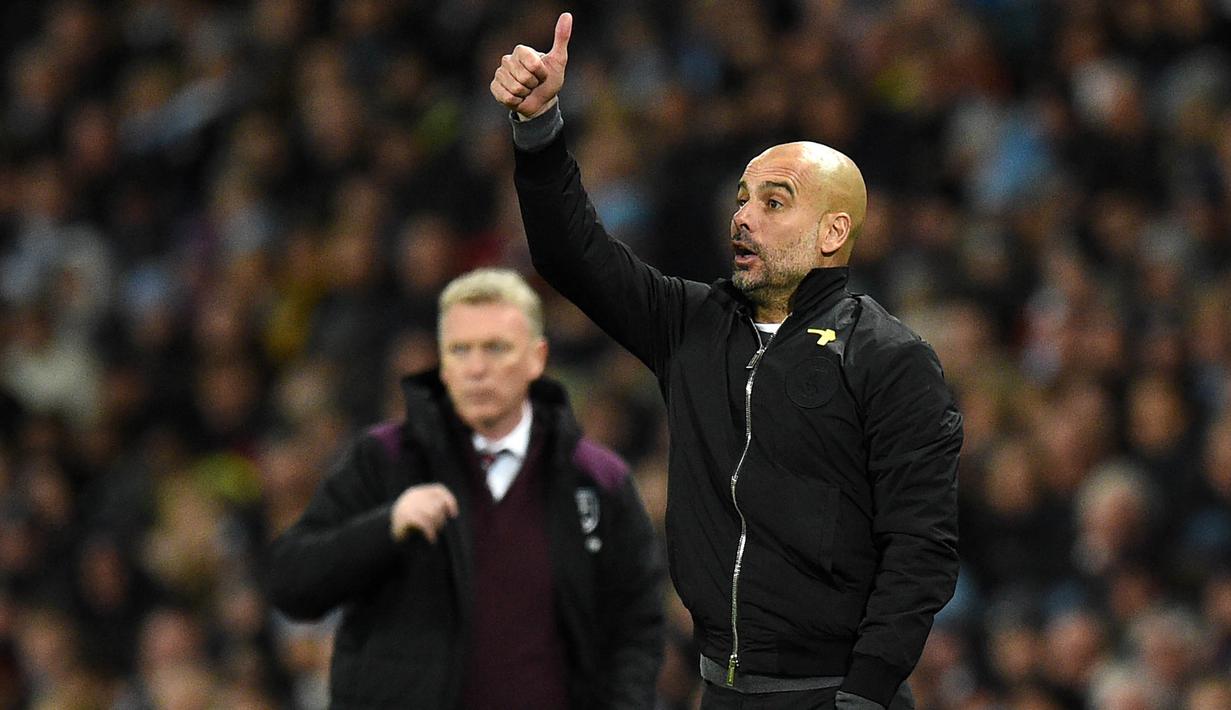 Pelatih Manchester City, Pep Guardiola, memberikan instruksi kepada anak asuhnya saat melawan West Ham pada laga Premier League di Stadion Etihad, Manchester, Minggu (3/11/2017). City menang 2-1 atas West ham. (AFP/Oli Scarff)