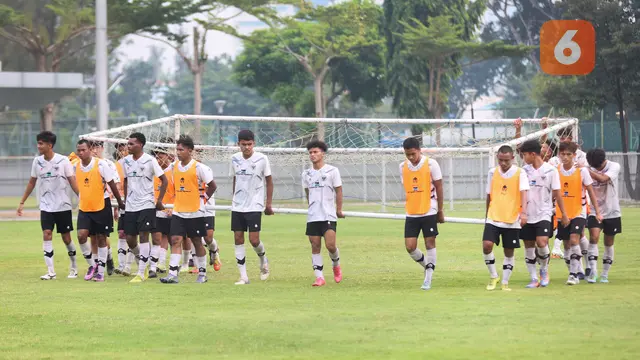 Foto: Bima Sakti Tes Kebersamaan Pemain Timnas Indonesia U-17, Pindahkan Gawang Jadi Momennya