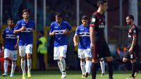 Para pemain Sampdoria usai membobol gawang AC Milan pada laga Serie A Italia di Stadion Luigi Ferraris, Genoa, Minggu (24/9/2017). Sampdoria menang 2-0 atas Milan. (AFP/Filippo Monteforte)