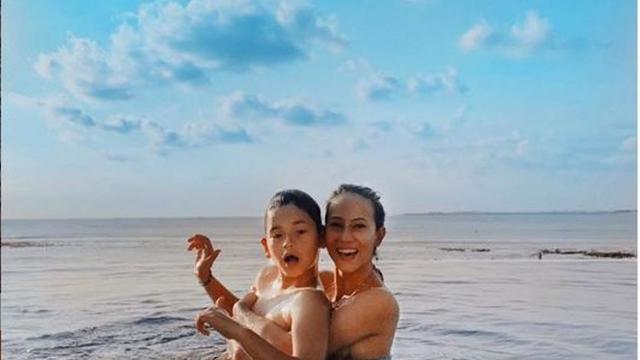 Akrabnya Kekasih Mike Lewis dengan Kenzou (Foto: Instagram/@janisaas)