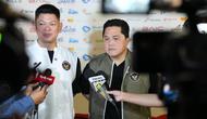 Ketua NOC Indonesia, Raja Sapta Oktohari (kiri), bersama Menteri Pemuda dan Olahraga (Menpora) RI, Erick Thohir, membagikan kabar terbaru terkait Tim Indonesia di SEA Games 2025 di Rumah Indonesia, Bangkok, pada Senin (15/12/2025) malam WIB. (Bola.com/Bagaskara Lazuardi)