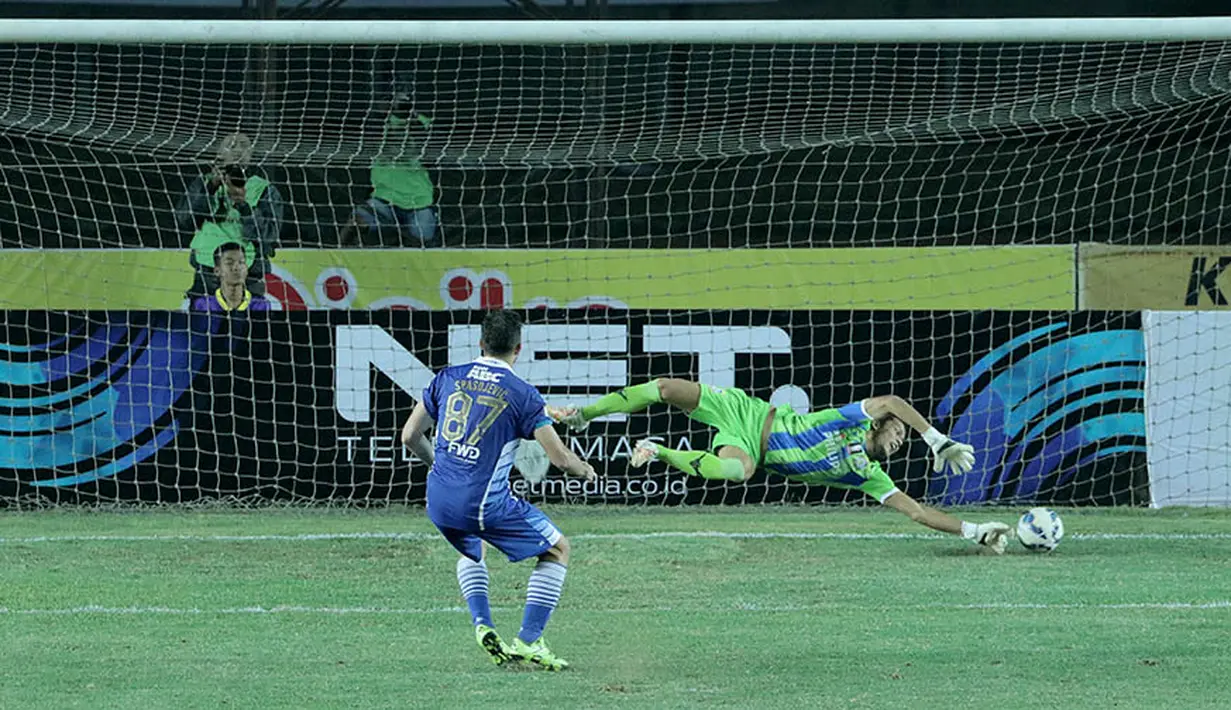 Ilija Spasojevic gagal mencetak gol melalui penalti dalam turnamen Piala Presiden 2015 di Stadion Si Jalak Harupat, Bandung. Rabu (2/9/2015). (Bola.com/Peksi Cahyo)