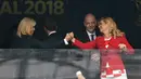 Kolinda Grabar-Kitarovic (kanan) menyapa istri Presiden Prancis, Brigitte Macron pada final Piala Dunia 2018 di Luzhniki Stadium, Moskow, Rusia, (15/7/2018). Meski Kroasia kalah Kolinda Grabar-Kitarovic tetap tersenyum manis. (AFP/Christophe Simon)