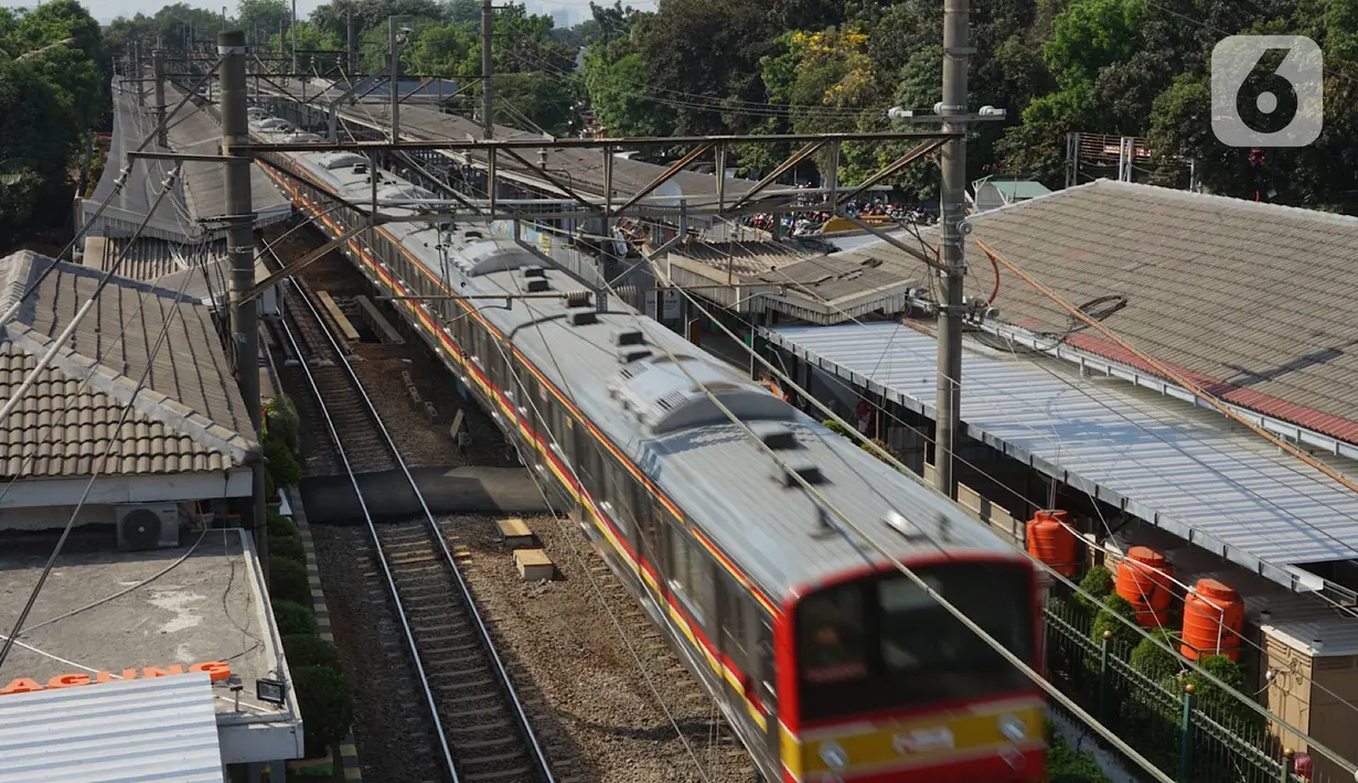 Kereta commuter line melintas di kawasan Lenteng Agung, Jakarta Selatan, Sabtu (5/10/2019). Pemprov DKI Jakarta akan menata kawasan Lenteng Agung dan Tebet terutama di bantaran rel agar tidak terkesan kumuh. (Liputan6.com/Immanuel Antonius)
