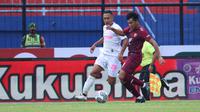 Lucky Oktavianto sedang berebut bola dengan pemain PSM Makassar pada laga&nbsp;kedua Grup D Piala Presiden 2022 di Stadion Kanjuruhan, Kabupaten Malang, Rabu (15/6/2022). Persikabo berhasil 0-1 lewat gol penalti Ryan Kurnia&nbsp;pada&nbsp;injury time. (Bola.com/Nandang Permana)