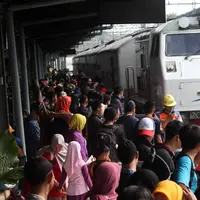 Peserta mudik gratis bareng PDIP bersiap menaiki kereta api di Stasiun Pasar Senen, Jakarta, Selasa (12/6). Mudik garatis ini dengan tujuan Stasiun Surabaya, Malang, Yogyakarta, dan Semarang. (Liputan6.com/Angga Yuniar)