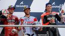 (kiri ke kanan) Pembalap Ducati Lenovo Jack Miller, pembalap Gresini Racing Enea Bastianini, dan pembalap Aprilia Aleix Espargaro merayakan di podium setelah MotoGP Prancis 2022 di Sirkuit Bugatti, Le Mans, Prancis, 15 Mei 2022. Enea Bastianini berhasil menang dramatis di MotoGP Prancis 2022. (JEAN-FRANCOIS MONIER/AFP)