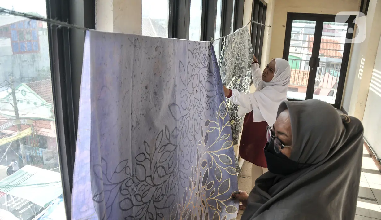 Pengajar menerangkan kepada warga proses pewarnaan batik saat pelatihan Batik Tulis Koja di Tempat Kumpul Kreatif (TKK) Pasar Permai, Jakarta Utara, Senin (3/10/2022). Pelatihan yang digelar komunitas Batik Tulis Koja tersebut diperuntukkan bagi masyarakat umum, terutama warga Jakarta Utara sebagai bentuk meningkatkan minat serta melestarikan budaya batik yang mulai tergerus zaman. (merdeka.com/Iqbal S. Nugroho)